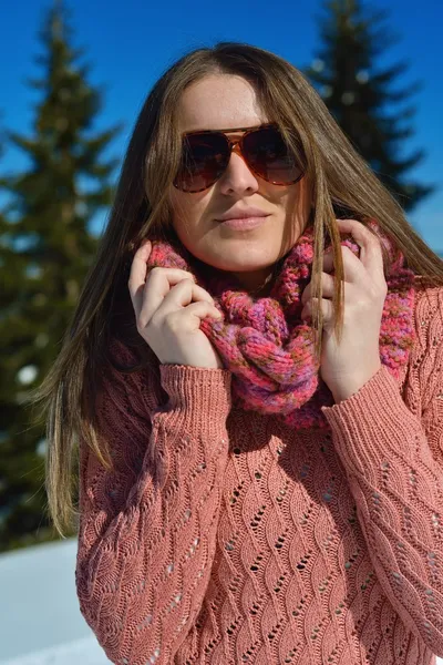 Mujer feliz en invierno — Foto de Stock