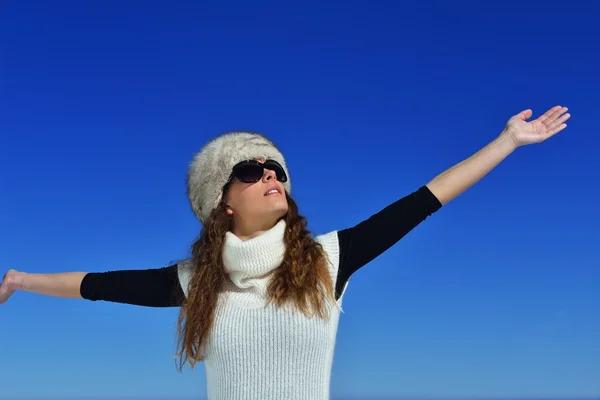 Gelukkige vrouw op winter — Stockfoto