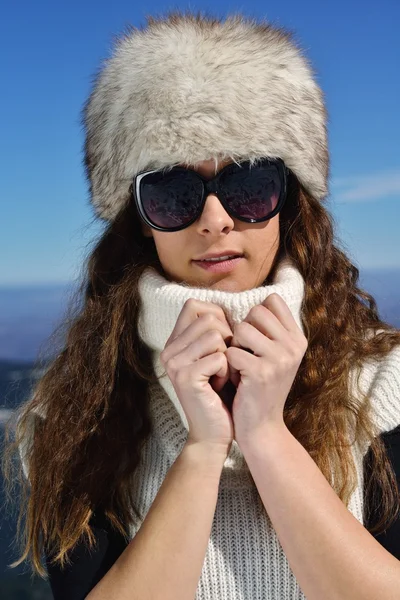 Glückliche Frau im Winter — Stockfoto