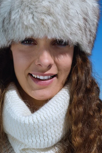 Gelukkige vrouw op winter — Stockfoto