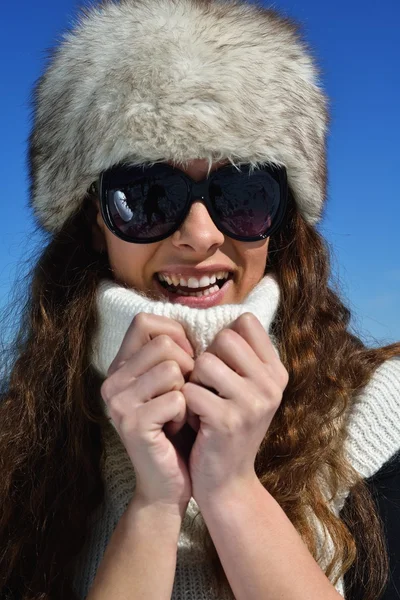 Gelukkige vrouw in de winter — Stockfoto