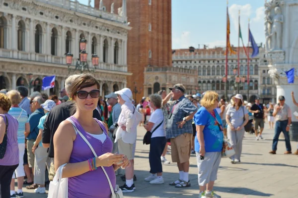 Kobieta turystycznych mają piękne wakacje w Wenecja Włochy — Zdjęcie stockowe