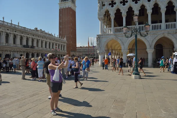 Tourist woman have beautiful vacation time in venice italy — Stock Photo, Image