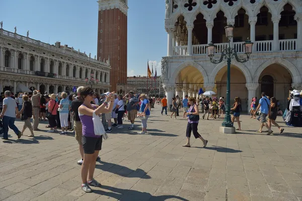 ツーリストの女性イタリア、ベニスの美しい休暇時間を持っています。 — ストック写真