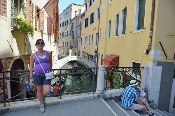 旅游女人有美丽的假期时间在意大利威尼斯 — 图库照片
