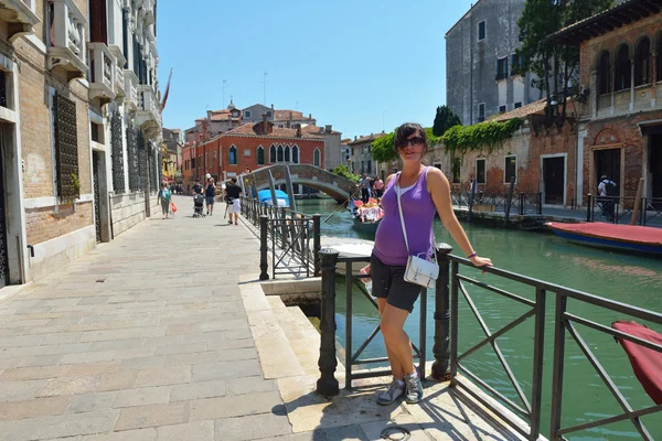 Mulher turística tem belo tempo de férias em Veneza itália — Fotografia de Stock