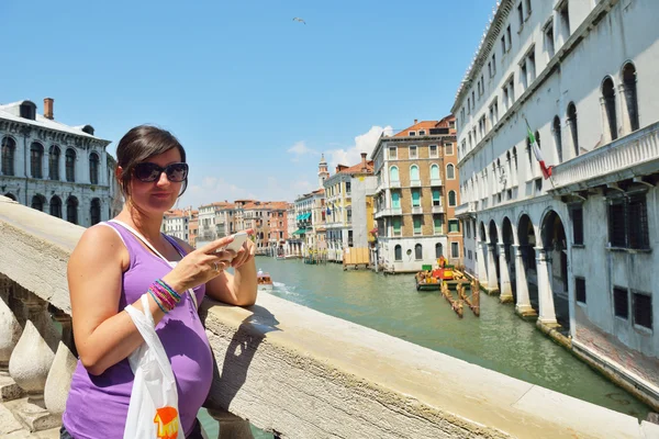 Mulher turística tem belo tempo de férias em Veneza itália — Fotografia de Stock