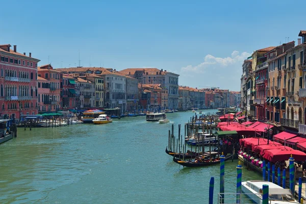 Pohled z mostu rialto, Benátky. Itálie. — Stock fotografie