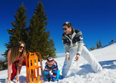 taze kar üzerinde oynarken aile
