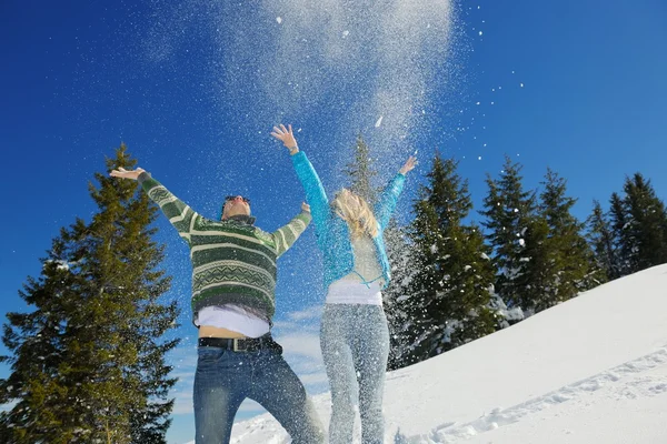 对年轻夫妇在冬日雪景 — 图库照片