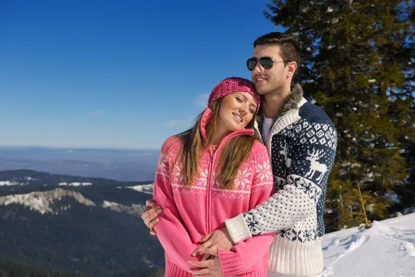 Couple en hiver scène de neige — Photo