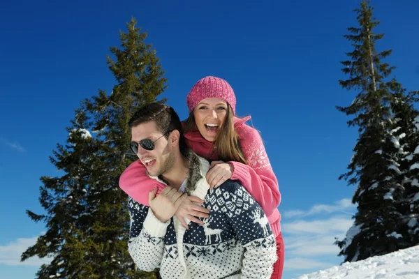 Couple in winter snow scene — Stock Photo, Image