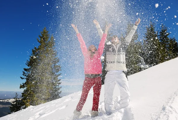 Paar in winterlicher Schneeszene — Stockfoto