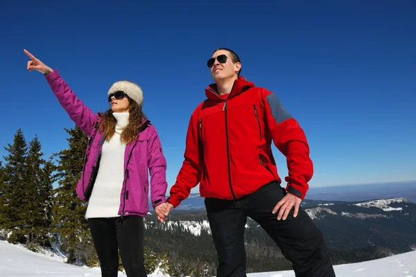 Junges Paar in winterlicher Schneeszene — Stockfoto