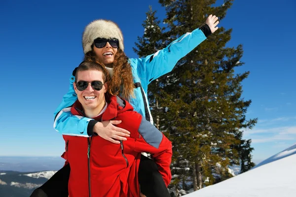 Giovane coppia in inverno neve scena — Foto Stock