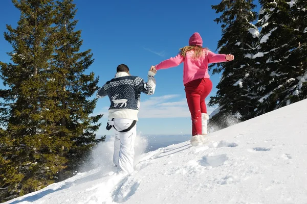 Pareja joven en escena de nieve de invierno — Foto de Stock