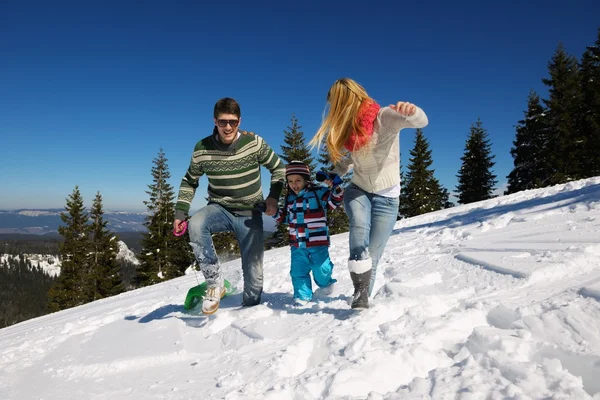 Familie im Winterurlaub mit Spaß auf Neuschnee — Stockfoto