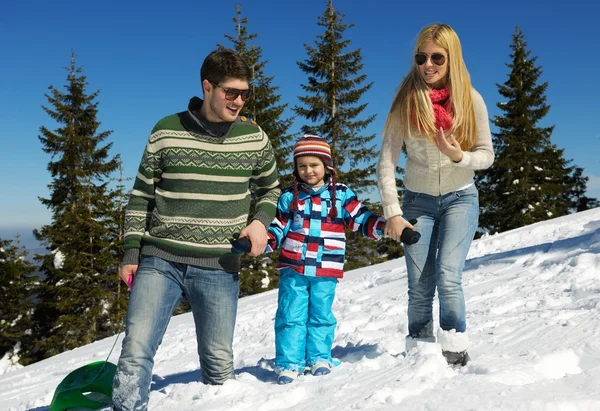 Familjen ha roligt på nysnö på vintersemester — Stockfoto