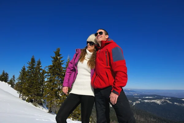 Casal jovem no inverno Snow Scene — Fotografia de Stock