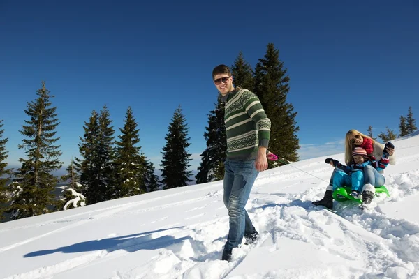 Família se divertindo na neve fresca nas férias de inverno — Fotografia de Stock