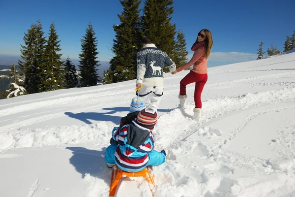 新鮮な雪の上で楽しんで家族 — ストック写真