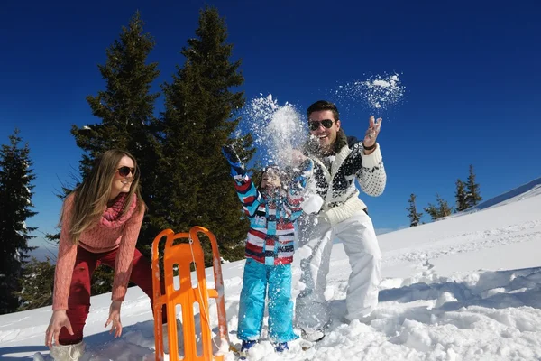 Família brincando com neve fresca — Fotografia de Stock