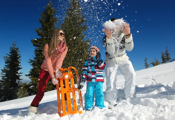 Familj spelar på nysnö — Stockfoto