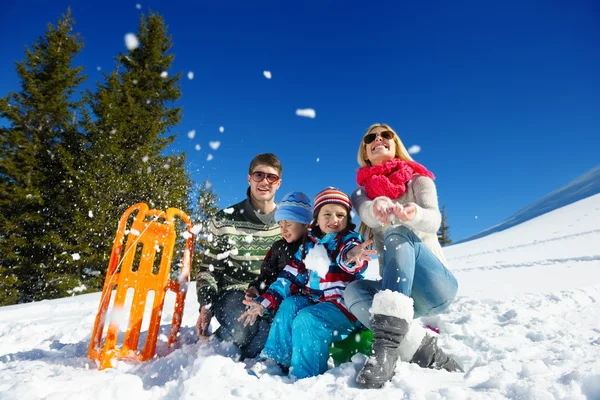 Familia divirtiéndose en nieve fresca en las vacaciones de invierno —  Fotos de Stock