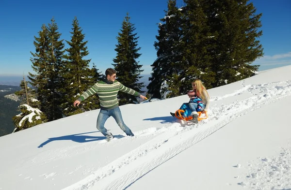 Famiglia che si diverte sulla neve fresca in vacanza invernale — Foto Stock