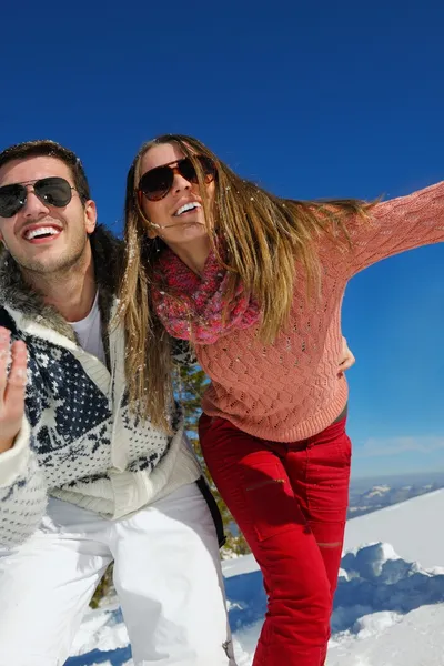 Casal no inverno neve cena — Fotografia de Stock