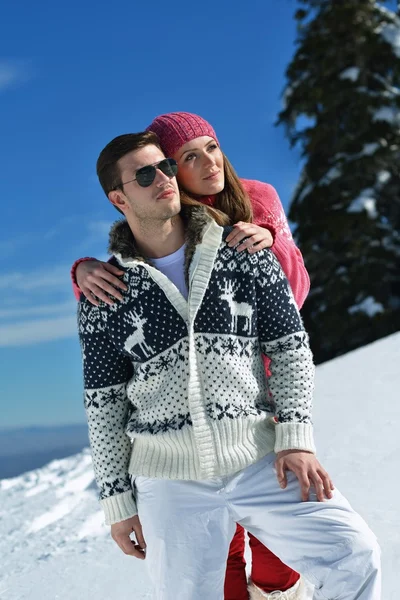 Pareja en invierno escena de nieve — Foto de Stock