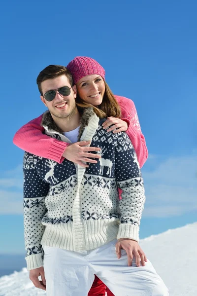 Пара в зимней снежной сцене — стоковое фото