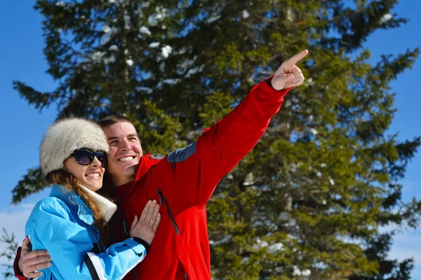 Giovane coppia in inverno neve scena — Foto Stock