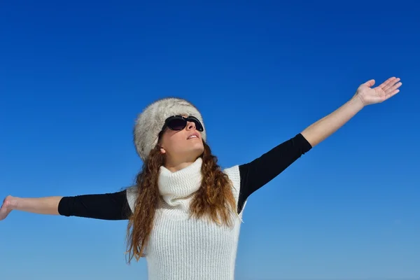 Glückliche Frau im Winter — Stockfoto