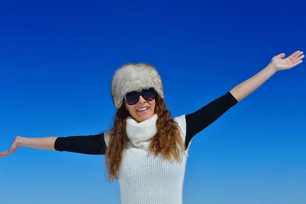Glad kvinna på vintern — Stockfoto
