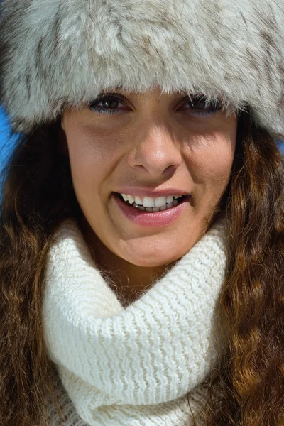 Glückliche Frau im Winter — Stockfoto