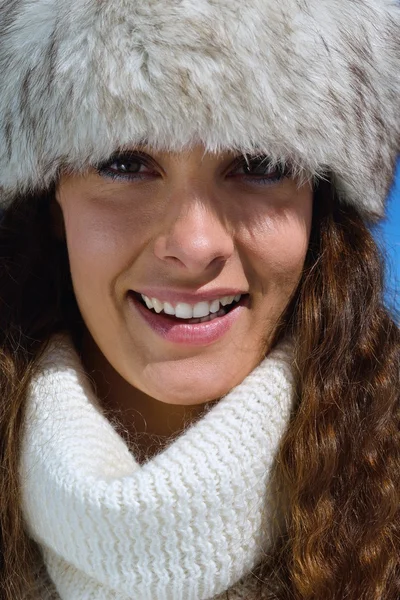 Mujer feliz en invierno — Foto de Stock