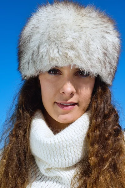 Gelukkige vrouw op winter — Stockfoto