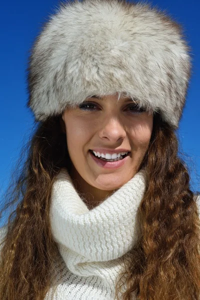 Mujer feliz en invierno —  Fotos de Stock