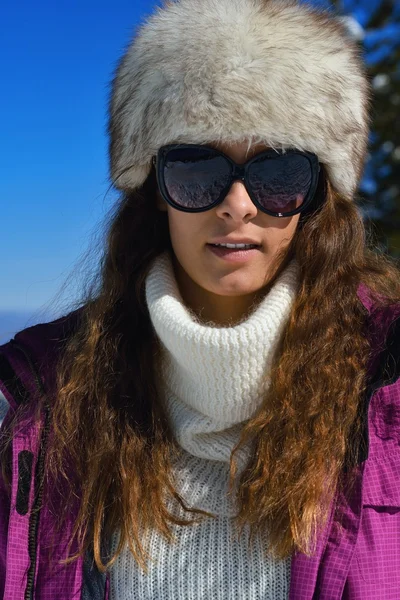 Glückliches Frauenporträt im Winter — Stockfoto