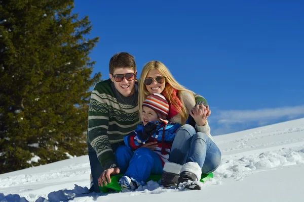 Eğleniyor taze kar kış tatil aile — Stok fotoğraf