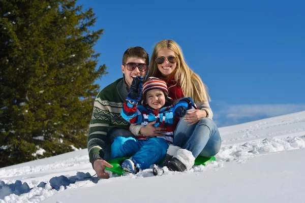 Keluarga bersenang-senang pada salju segar di musim dingin liburan — Stok Foto