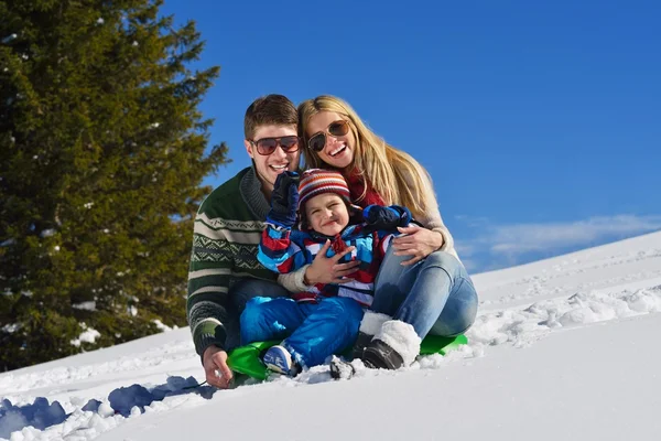 Familia divirtiéndose en nieve fresca en las vacaciones de invierno —  Fotos de Stock