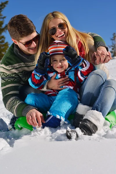 Familjen ha roligt på nysnö på vintersemester — Stockfoto