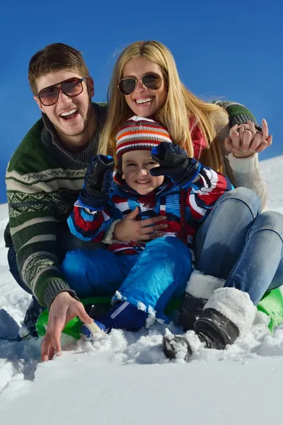 Família se divertindo na neve fresca nas férias de inverno — Fotografia de Stock