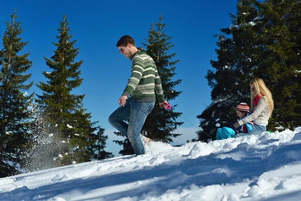 Rodzinne zabawy na świeżym śniegu w ferie zimowe — Zdjęcie stockowe