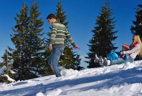 Famiglia che si diverte sulla neve fresca in vacanza invernale — Foto Stock