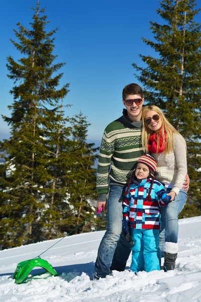 Familjen ha roligt på nysnö på vintersemester — Stockfoto