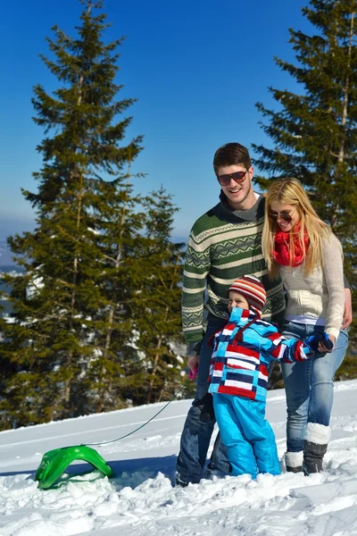 Familie im Winterurlaub mit Spaß auf Neuschnee — Stockfoto