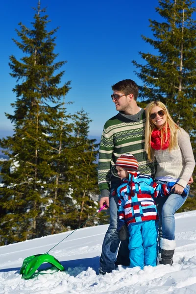 Familie im Winterurlaub mit Spaß auf Neuschnee — Stockfoto